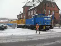 346 025 rangierte am 08.12.2010 in Stendal.