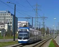Die Stadtbahn im Norden Z�richs erh�lt Zuwachs: Ab kommendem Sonntag werden hier, zwischen Glattpark (Opfikon) und den Studios des Schweizer Fernsehens nicht mehr nur die blauen Z�ri-Cobras der Linie 11 fahren, sondern auch die weissen Glattal-Schlangen der Linie 12. Diese Linie, die vom S-Bahnhof Stettbach zum Flughafen f�hrt, wird nach der bisherigen Endhaltestelle Auzelg in Z�rich weiter �ber die Neubaustrecke nach Wallisellen und D�bendorf fahren. (Bild vom 6.April 2010)
