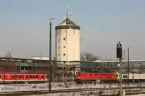 In M�hldorf steht am 07.12.10 als einzige Ludmilla 233 176-7 neben ihr zwei Vertreterinnen der BR 247. Im Hintergrund der Wasserturm.