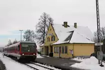 628 432-7 beim Halt im Bahnhof T��ling am 07.12.10. Er setzte seine Fahrt nach Burghausen fort.