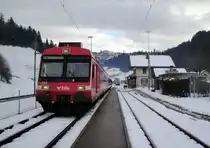 In einer Woche definitive Vergangenheit: Der RBDe 566 242-4 mit der S7 nach Trubschachen legt einen Halt im Bahnhof Wiggen ein. Ab dem 12.12.10 halten in Wiggen planm�ssig keine Z�ge mehr und die S7 wird durch moderne Triebz�ge ersetzt (dann wieder S6 bis Langnau).