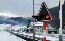 Tatsache: In einem Dorf, ohne Dorfkern und mehr Subarus als Leute die den Zug benutzen, hat ein Bahnhof keine langfristige Zu(g)kunft. Beim Bahnhof Wiggen geht sprichw�rtlich die Barriere runter... (08.12.10, 5 Tage vor Bahnhofschliessung)