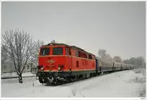 2143.35 mit dem SDZ E16356 von M�dling nach Kadolz-Mailberg (Adventmakrt in Hadres); hier in Paffendorf; 5.12.2020.