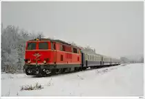 2143.35 mit dem SDZ E16356 von M�dling nach Kadolz-Mailberg (Adventmakrt in Hadres); hier nahe Haugsdorf; 5.12.2020.