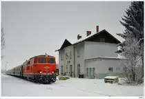 2143.35 mit dem SDZ E16356 von M�dling nach Kadolz-Mailberg (Adventmakrt in Hadres); hier in Kadlolz-Mailberg; 5.12.2020.