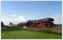 01 509 und 01 533 am 20.09.2010 mit einem Sonderzug von Dresden bei R�ckersdorf