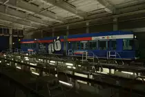 Niederflurtriebwagen 673 steht bei der RSAG in Rostock nach erfolgter Reinigung und Kontrolle wieder f�r den Einsatz bereit in der Werkhalle.
Aufnahme entstand w�hrend einer �ffentlichen F�hrung �ber das Betriebsgel�nde von einem Mittelgang aus.
Rostock, 25. November 2010