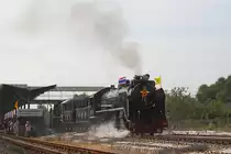 2'C1' h2 824 (Nippon Sharyo (Japan), Bauj. 1949, Fab.Nr. 1525) und  2'C1' h2 850 (Nippon Sharyo (Japan), Bauj. 1950, Fab.Nr. 1547) am 04.Dezember 2010 im Bf. Chachoengsao Junction.

