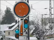 Das Vorsignal Richtung Lindau Reutin zeigt Halt erwarten am n�chsten Hauptsignal. (02.12.2010)