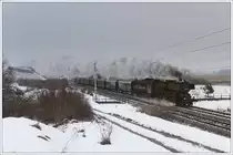 52.4984 mit ihrem Sdz R 16373 von Wien nach Willendorf am 8.12.2010 in Pfaffst�tten mit dem NICHT sichtbaren Busserltunnel im Hintergrund. Heinz und Peter sorgten f�r eine sch�ne Dampffahne.
