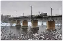 Kurzausflug in die Wiener Lobau am 4.12.2010. Gott sei Dank hat der Radlverleiher auch im Winter offen, so g�nnte ich mir beim Warten auf den nicht wirklich p�nktlichen Sonderzug R 16338 von Wien nach Retz, einen hei�en Tee. Ab Korneuburg wurde 1040.001 �brigens 52.100 vorgespannt.