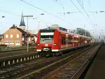 BR 425 ist hier der Nachfolger der BR 141 mit Wendez�ge, aber heute gibt es auch keine DB und BR 425 mehr auf diese Strecke! Hier ist 425 588-3/435 508-1/435/425 488-1 mit RB 61  Wiehengebirgs-Bahn  12411 Bad Bentheim-Bielefeld unterwegs auf Bahnhof Salzbergen am 25-02-2003. Bild und scan: Date Jan de Vries.