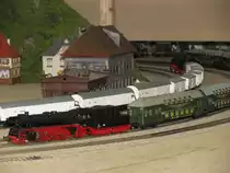 Dampflokomotive BR 35 1081-5 der DR mit typischen Doppelstockwagen der Epoche IV auf der H0-Anlage in Hohenfichte 06.06.2010