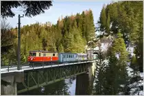 1099 001 �berquert mit R 6805  Dirndltaler  die Raingrabenbr�cke nahe Wienerbruck-Josefsberg.  
8.12.2010