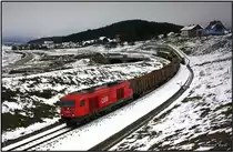 Die 2016 062 zieht den VG 73515 in Richtung St. Paul im Lavanttal �ber die sich noch im Aufbau befindlichen Bauwerke der Koralmbahn. 09.12.2010