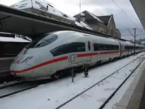 Als Ersatz f�r den ausgefallenen ICE 849/859 nach Berlin kam ICE 2821 (403 525-9/Ravensburg) �berraschend in Bielefeld an. Aufgenommen am 09.12.2010.