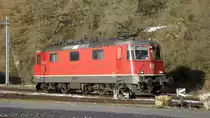 Am 07.12.10 steht die Re 4/4  11255 im Holcim-Areal in Ecl�pens, wartend auf ihren Zug nach Yverdon.