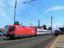 1016 026-6 �berholt mit OIC690 im Bhf. Marchtrenk REX3414;100713