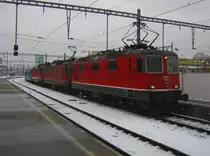 Ersatzzug zum IR 91 mit drei Re 4/4 II (11139, 11266, 11172) bei Einfahrt in Z�rich HB. Die vorderen zwei Loks wurden in Z�rich abgeh�ngt, 03.12.2010.