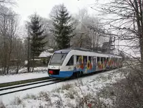 TW 706 der Ostseeland Verkehr GmbH wartet im Bahnhof von  Gadebusch auf Fahrg�ste in Richtung Schwerin Hbf am 09.12.2010