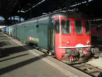 Ersatzkomposition als IR 2068 mit Dt 50 85 92-33 927 und Re 4/4 II 11133 (zuvorderst) in Basel SBB, 02.12.2010. Leider wurde dieser Steuerwagen per 03.12.2010 ausrangiert, somit ist dieses mein letztes Foto dieses Wagens.
