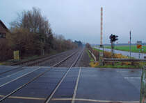 Blick vom Bahn�bergang  Auf dem Mergendahl  an der Erftbahn in Richtung Grevenbroich, genau es fehlt was! Die Telegrafenmasten die im Sommer noch vorhanden waren hat die Bahn AG entfernt. Romantik ade. Samstag 11.12.2010