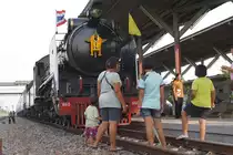 Bei meinen Reisen mit Dampfsonderz�gen in Thailand bin ich zur Erkenntnis gekommen, da� die Bev�lkerung extrem kurzsichtig sein muss und die Fotografen nur mit Makros arbeiten (:-)). Manchmal muss man bis zu 15 Minuten warten um ein Bild ohne st�rende Leute machen zu k�nnen. 850 am 04.Dezember 2010 im Bf. Chachoengsao Junction.
