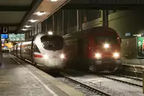 Ein ICE T neben 2016 067 am 09.12.2010 in M�nchen Hbf.