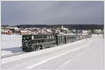 Nur noch wenige Minuten und 2050.04 wird mit ihrem E 16365 von Wien FJB �ber die Wechselbahn nach Graz den Bahnhof Hartberg durchfahren. Die Aufnahme entstand kurz vor Hartberg mit Blick auf St. Johann in der Haide. (11.12.2010)