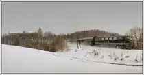 WEIHNACHTLICHES GRAZ - DIE STEIRISCHE LANDESHAUPTSTADT IM ADVENT, unter diesem Motto fand am 11.12.2010 von Wien FJB ausgehend eine Fahrt der �BB Erlebnisbahn �ber die Wechselstrecke nach Graz statt. Bespannt wurde E 16365 von 2050.04, eine der wenigen Nostalgiemaschinen, die sich noch im Stand der �BB PV AG befinden. Bei der ersten Aufnahme, die aus zwei Bildern besteht, herrschte leichter Schneefall. Sie entstand kurz nach Friedberg im Gemeindegebiet von Schlag bei Thalberg (Pol.Bez. Bezirk Hartberg) mit der Burg Thalberg im Hintergrund, welche in den Jahren 1171 bis 1180 im Zug der Grenzbefestigungsma�nahmen gegen Ungarn durch Leopold von Erlach erbaut worden sein d�rfte.
