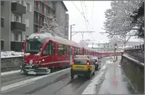 Das internationale Humorfestival in Arosa bringt der RhB gute Frequenzen, wie hier im R1429 von Chur nach Arosa. Der ABe 8/12 zieht einen langen Zug durch die Engadinstrasse kurz nach der Abfahrt in Chur. (11.12.2010)