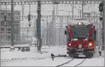 Allegra 3501 wird schon von vielen Fahrg�sten auf Gleis 2 in Chur erwartet. (11.12.2010)