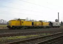 710 968-9 (Lok 9) und 710 965-5 (Lok 7)kamen am 27.11.2010 mit einem Bauwagen in Richtung Norden durch Eschwege West.