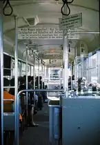 Erinnerung an die Berner Anh�ngewagen 321-330 (1951/2): Im Inneren des Wagens 324; erste Verhaltensregeln f�r die Nutzung eines schaffnerlosen Wagens. 1967. 
