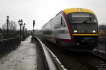 Ein Desiro der St�dtebahn Sachsen kommt aus Richtung Neustadt �ber die Elbebr�cke geschlichen und erreicht gleich den Endbahnhof Pirna; 12.12.2010