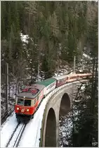 1099 011 �berquert mit R 6810 (Mariazell-St P�lten) das 116 m lange Klausgrabenviadukt nahe Annaberg.
8.12.2010