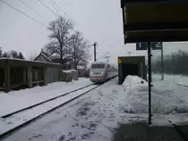 Ein ICE 2 durchfuhr am 12.12.10 als IC 1108 (Ersatzzug f�r IC 2208) den Bahnhof Stockheim(Oberfr) Richtung Saalfeld(S).
