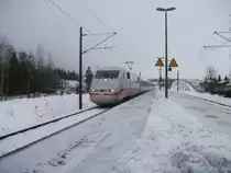 Seit dem Fahrplanwechsel, verkehren auch ICE 1 auf der Frankenwaldbahn. Hier durchf�hrt ICE 915 am 12.12.10 Stockheim(Oberfr) Richtung Lichtenfels. 