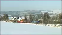 Am 03.12.2010 ist 152 136 TFG Transfracht mit einem langen Autotransport-Leerzug unterwegs nach Mlada Boleslav in Tschechien. Hier wurde er fotografiert als er zwischen Fl�ha und Freiberg seine Spur durch frisch beschneite Landschaft des Erzgebirgs-Vorlandes zog.
