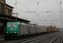 Die drei Crossrail Maschinen 185 576-6 , 185 597-2 und die 185 594-9 fuhren am 12.12.2010 mit einem KLV-Zug durch D�ren.