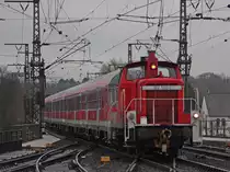 362 582-9 mit einem Verst�rkerzug aus Aachen Rothe-Erde in den Abstellbahnhof, am Zugschluss lief die 111 112 mit, 12.12.10