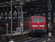 111 013-9 und 111 093-1 (Zugschluss) mit dem RE10913  RSX  nach Siegen bei der Ausfahrt in Aachen Hbf, 12.12.10