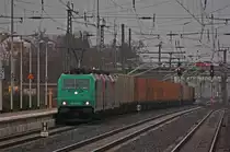 185 76-6 mit 185 597-2 (kalt) und 185 594-9 (kalt) und einem G�terzug nach Aachen-West bei der Durchfahrt in D�ren, 12.12.10