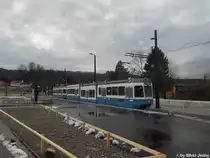 VBZ Nr. 2120+2430 (Be 4/8 ''S�nfte'' + Be 2/4 ''Pony'') am 7.12.2010 beim Bahnhof Stettbach bei der Aussteige-Haltestelle.