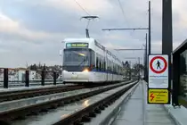Die dritte Etappe Glattalbahn ist seit heute im planm�ssigen Betrieb. Sie f�hrt auch �ber einen l�ngeren Viadukt beim Glattzentrum, wo ich heute Morgen Cobra 3078 vom Perronende der Haltestelle Glattzentrum ablichten konnte. Aufnahme am 12.12.2010. (Anmerkung: Standort, wie schon in der Bildbeschreibung angegeben, am Perronende, und nicht im Gleisbereich.)