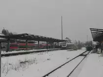 Endlich beginnen die Bauarbeiten im Bahnhof Coesfeld. Momentan werden die Bahnsteigd�cher abmontiert. Au�erdem stehen im Bahnhof die Z�ge nach M�nster, Dorsten und Enschede. 10.12.2010