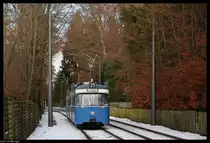 Der P-Wagen 2028 mit zugeh�rigem Beiwagen nimmt am 7.12.2010 Kurs auf die Haltestelle Gr�newald Parkplatz.