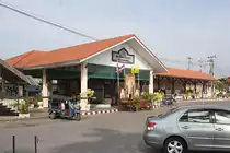 Aufnahmsgebäude des Bf. Chachoengsao Junction am 04.Dezember 2010, Ansicht vom Bahnhofsvorplatz.