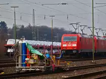 In Aachen West ist am 13.12.2010 bei 4 Grad minus alles komplett auf Winter eingestellt. Vorne ein Ger�t zum aufw�rmen der Schienen mit Hilfe von Gasbrennern, die abgestellten 185er haben die B�gel am Draht und selbst die Pkw`s auf dem Autozug sind in einer w�rmenden Folie eingepackt.