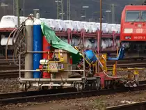 Mit diesem Ger�t werden die Schienen vor dem verschwei�en mit Hilfe von Gasbrennern auf Temperatur gebracht. Die Schienen m�ssen ca.23 Grad warm sein bevor sie mit dem Thermit-Schnellschwei�verfahren verbunden werden k�nnen.